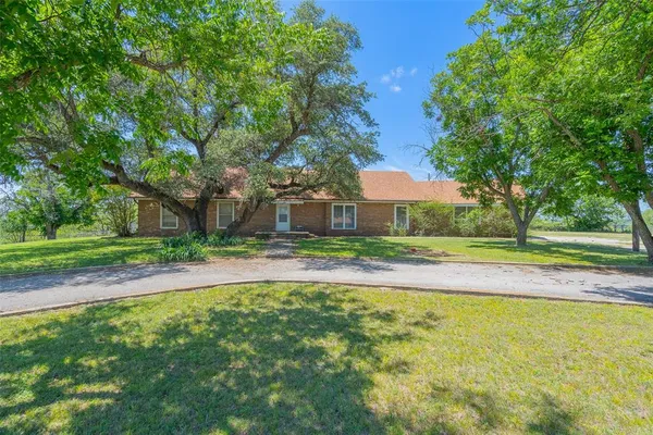 $300,000 | 908 West Barnes Avenue, Comanche, TX 76442