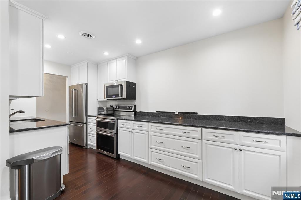 364 West Ridgewood Avenue, Unit 3 Ridgewood, NJ 07450 - Photo 9 of 29