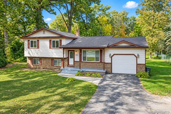 $240,000 | 1041 Davenport Drive, Burton, MI 48529