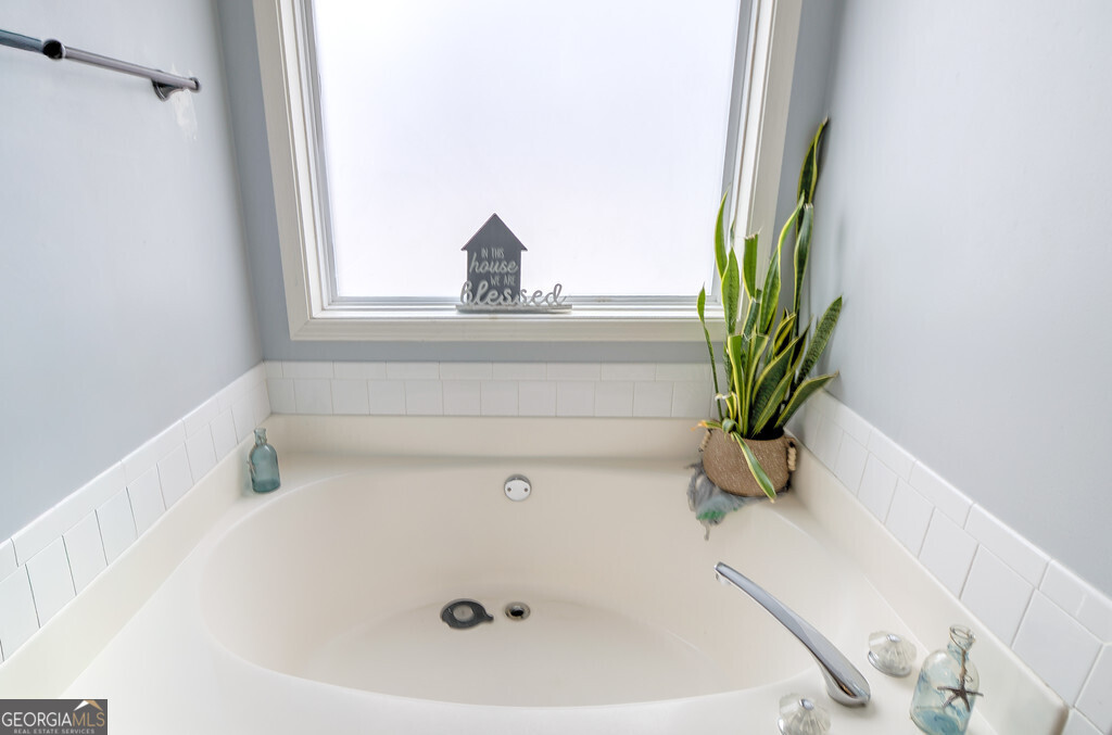 1513 Pointe S Circle Bethlehem, GA 30620 - Photo 12 of 22 a bathroom with a bathtub