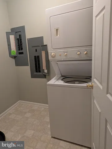 a close up view of a washer and dryer