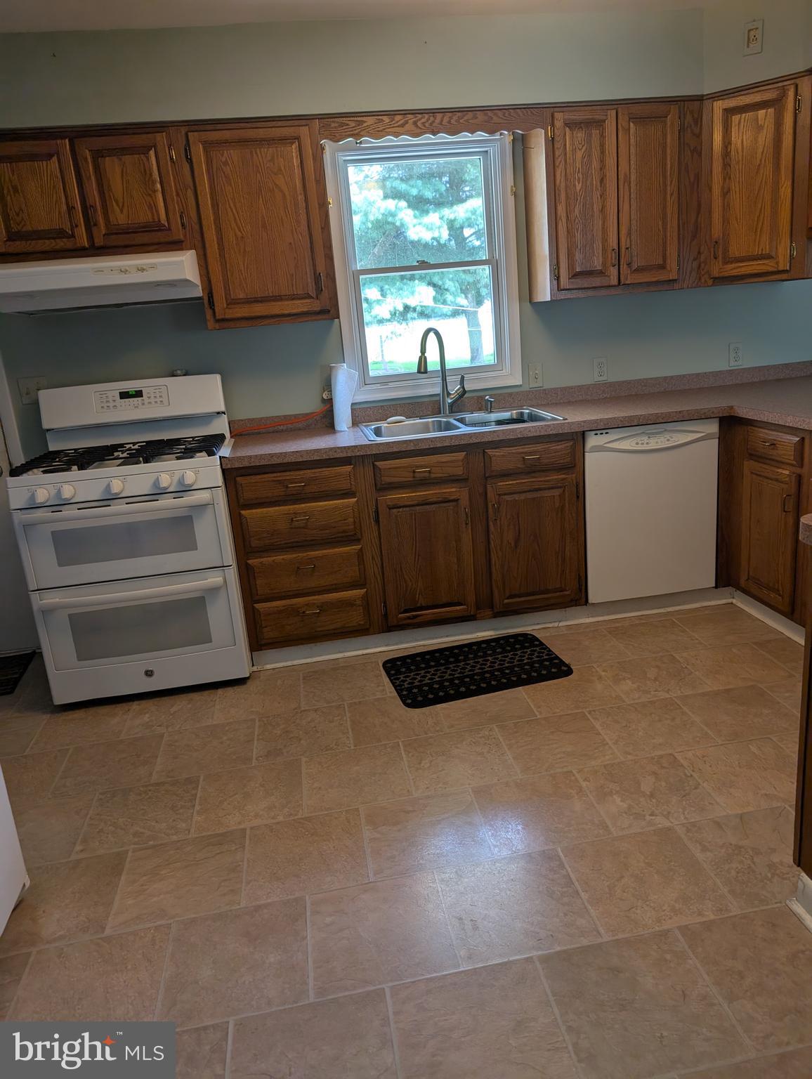 12615 Eveland Road Ridgely, MD 21660 - Photo 9 of 28 a kitchen with stainless steel appliances a stove a sink and a microwave