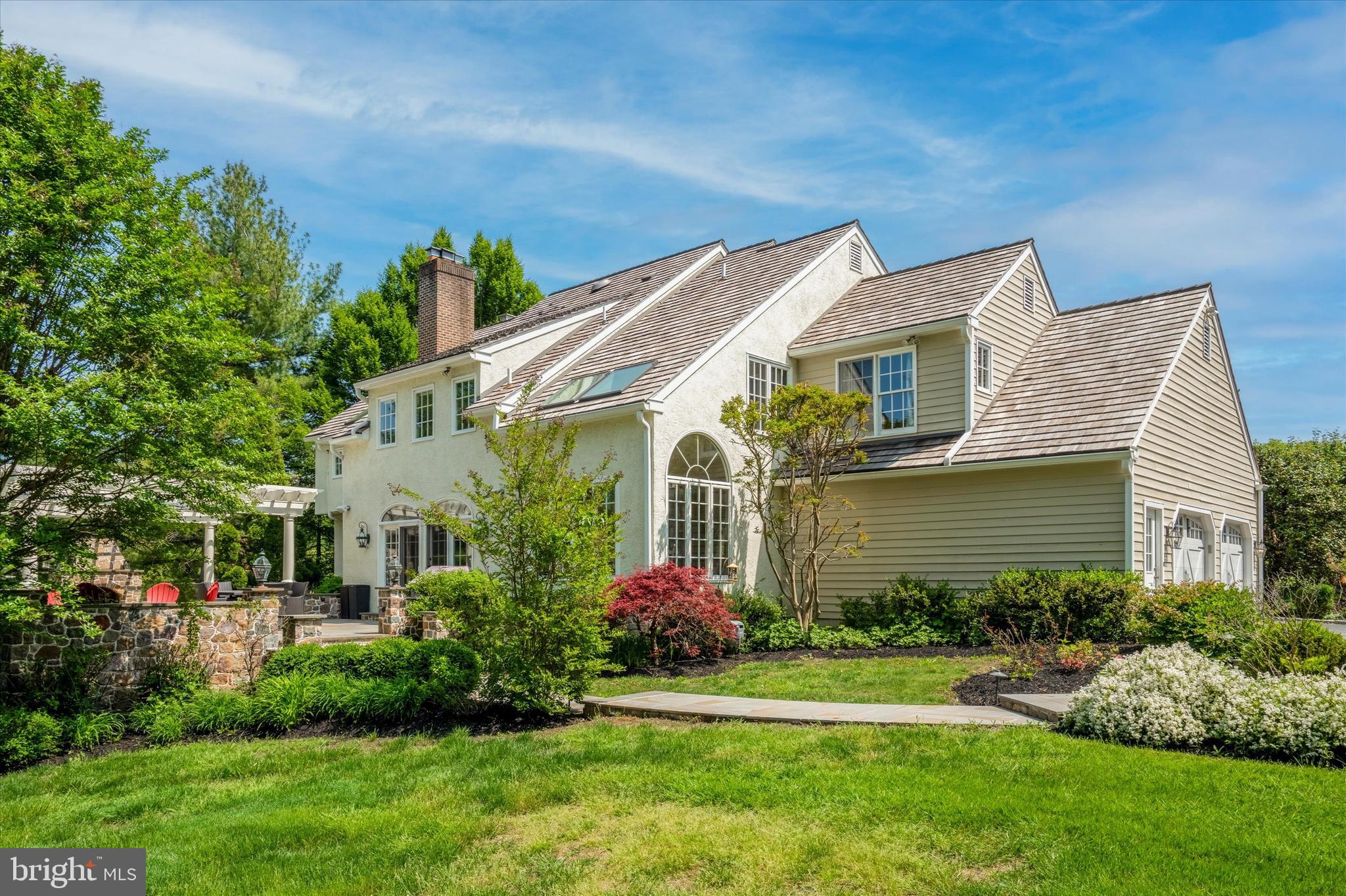 792 Avonwood Drive Wayne, PA 19087 - Photo 2 of 35 a front view of a house with garden