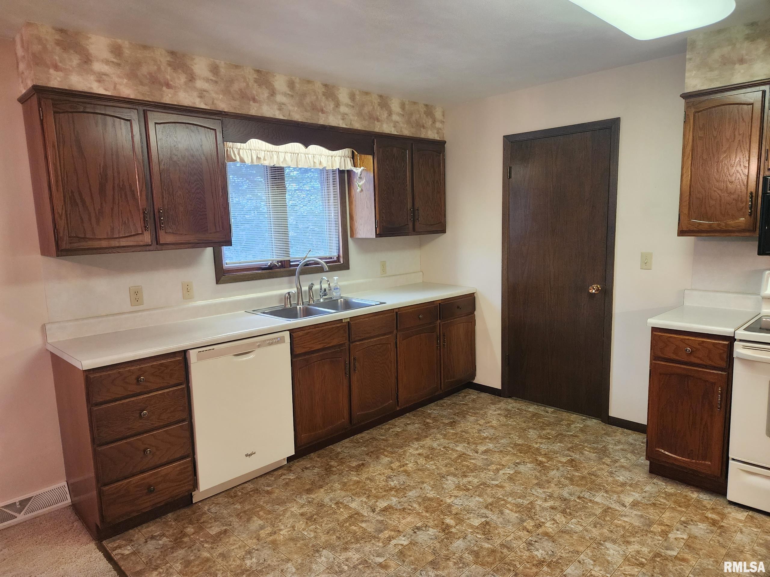 508 Rim Road Quincy, IL 62305 - Photo 8 of 29 Gallery Image 8