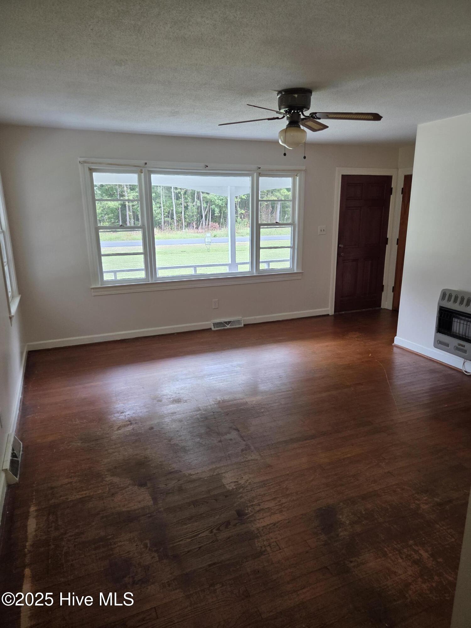 275 Sand Hill Road Dover, NC 28526 - Photo 5 of 20 Living Room-View 2