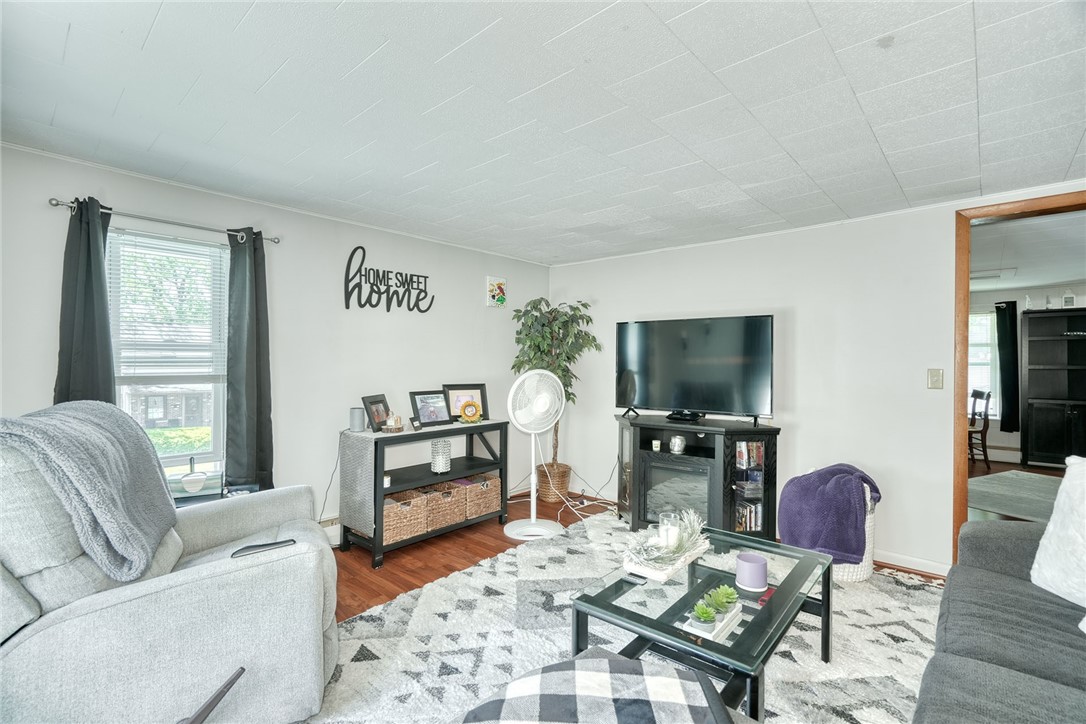 27 Martin Street Webster, NY 14580 - Photo 33 of 48 LIVING ROOM