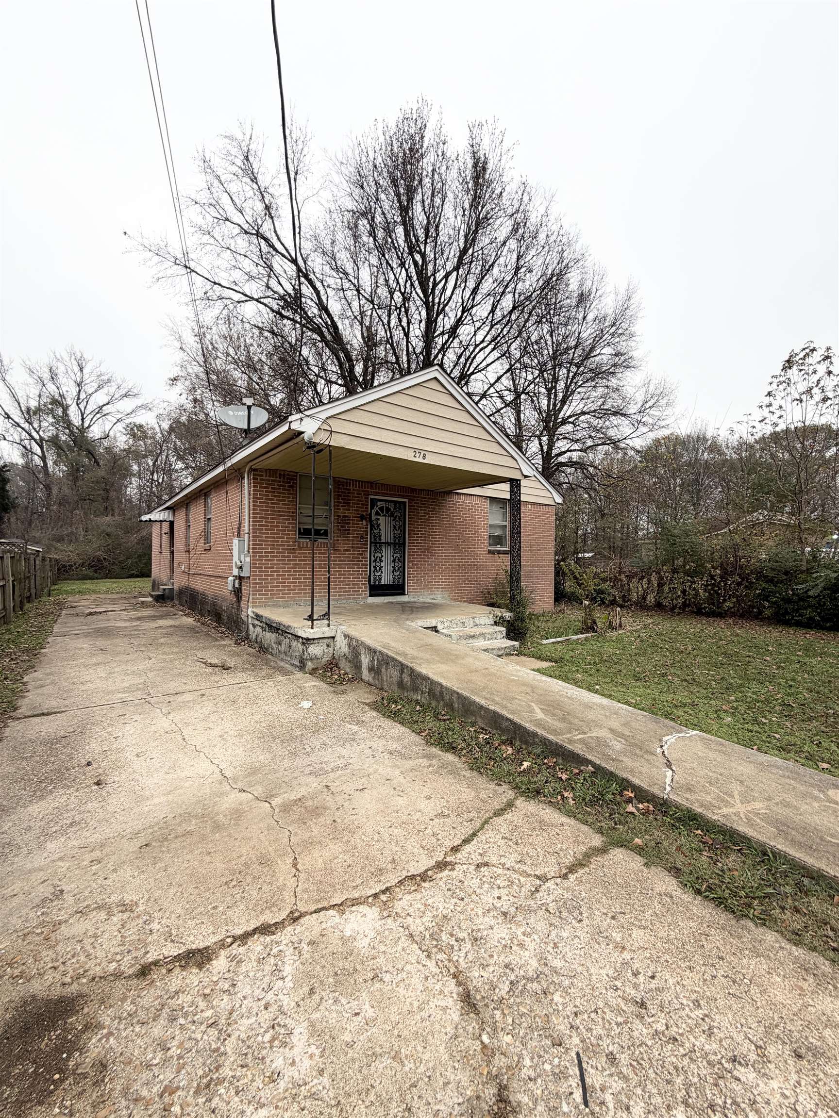 278 Hewlett Road Memphis, TN 38109 - Photo 12 of 13 a front view of a house with garden