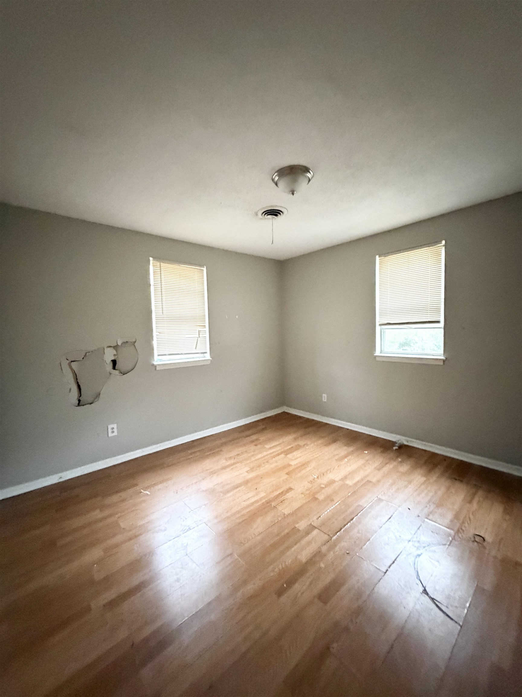 278 Hewlett Road Memphis, TN 38109 - Photo 5 of 13 a view of empty room with wooden floor and fan