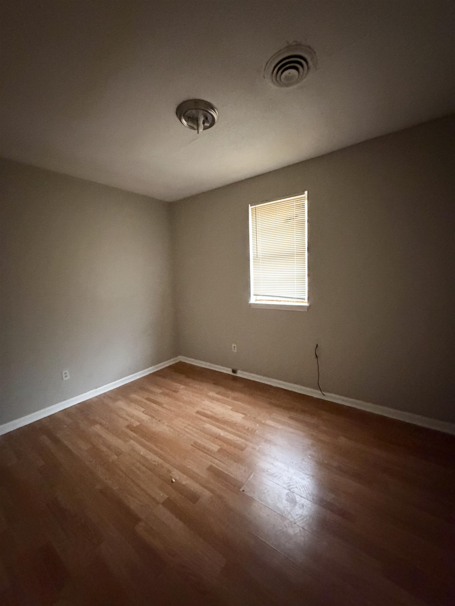 278 Hewlett Road Memphis, TN 38109 - Photo 6 of 13 a view of an empty room and window