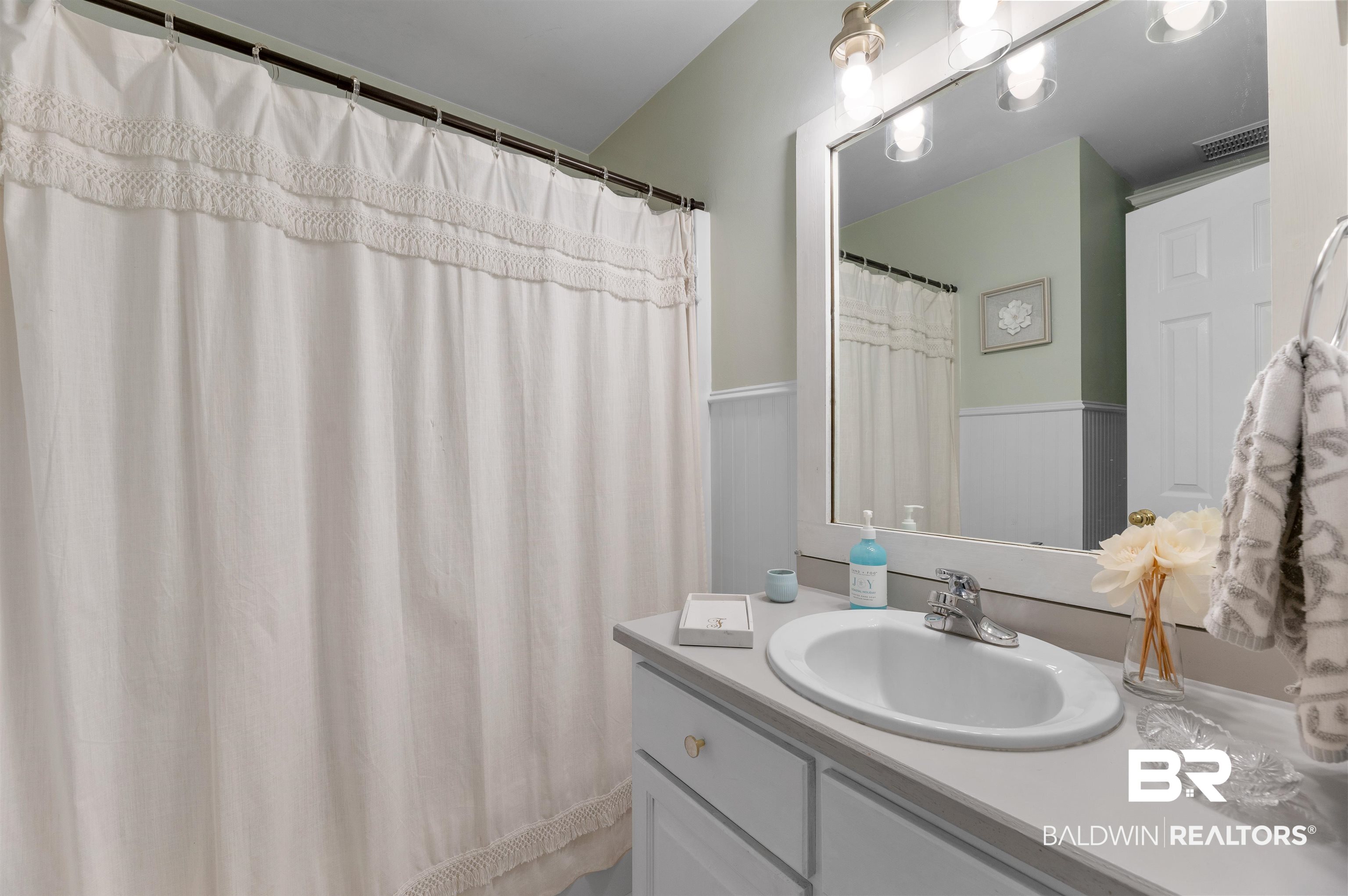 10543 South Side Loop Fairhope, AL 36532 - Photo 22 of 28 Second Full Bathroom