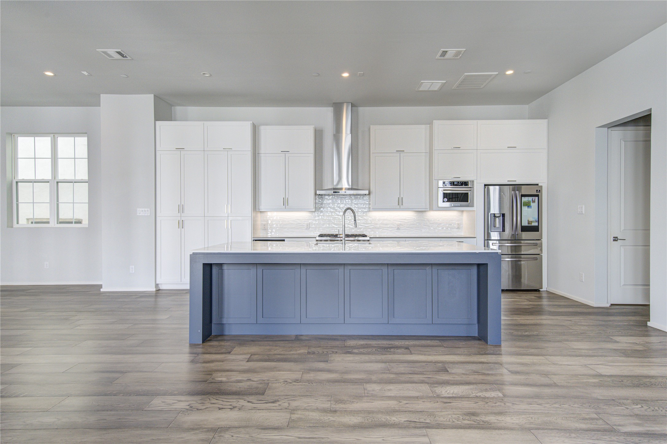 5336 Chandler Street Houston, TX 77007 - Photo 14 of 35 Huge kitchen island!
