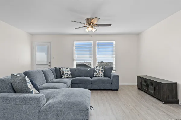 $1,750 | 12922 Sage Turn, St. Hedwig, TX 78152