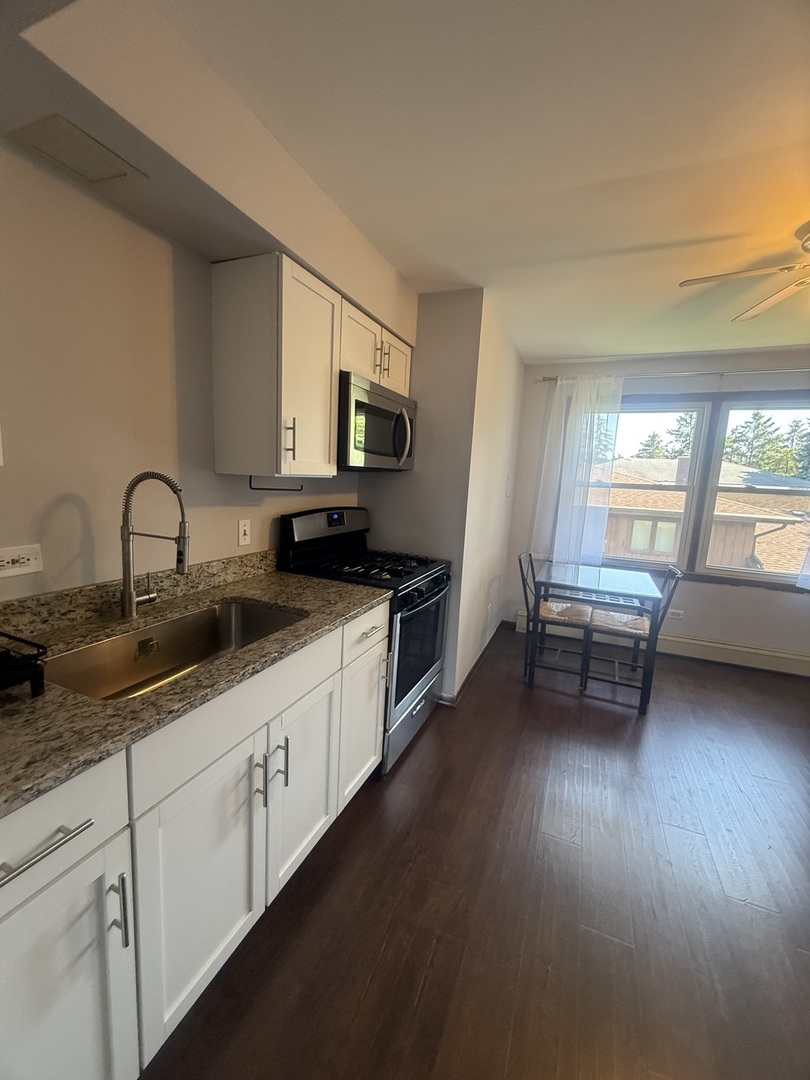 7601 Banks Street, Unit 2E Justice, IL 60458 - Photo 3 of 10