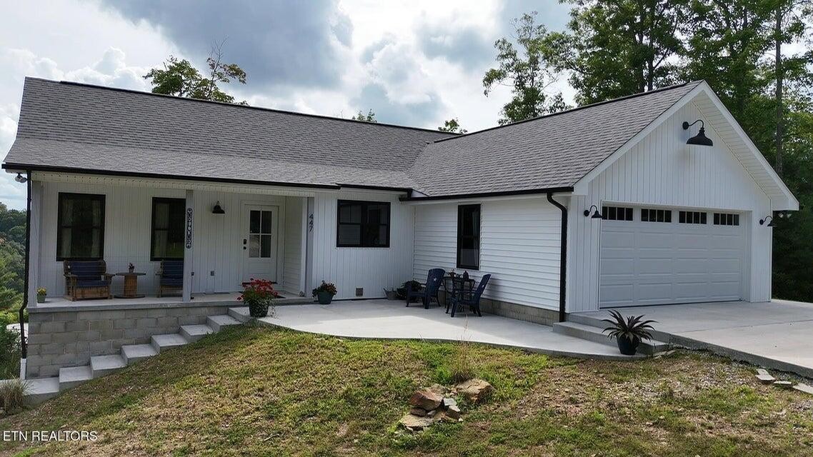 a view of a house with backyard