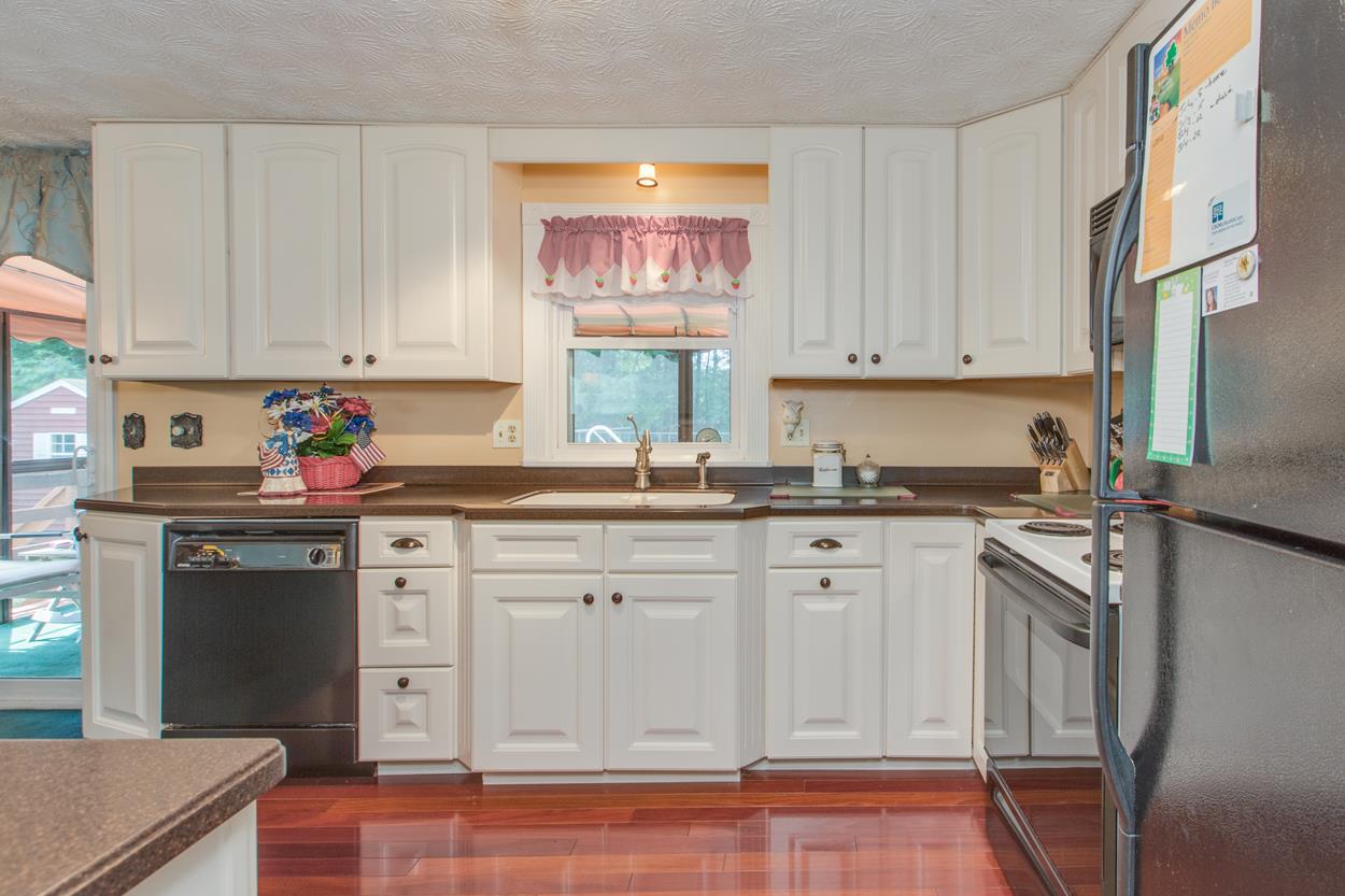 8 Penobscot Road Nashua, NH 03062 - Photo 2 of 33