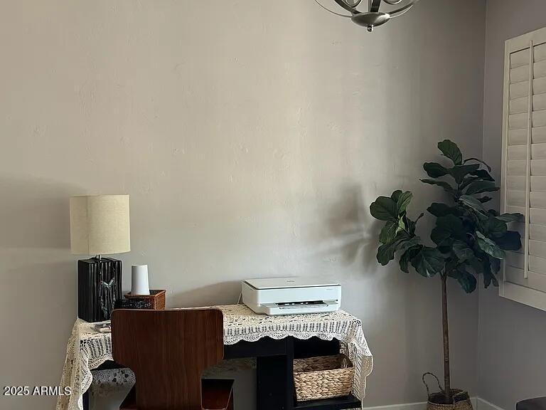 5015 East Yale Street Phoenix, AZ 85008 - Photo 11 of 30 08f63bbe892292f2593094413a4244f8-cc_ft_7