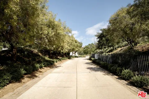 a view of a pathway with a pathway