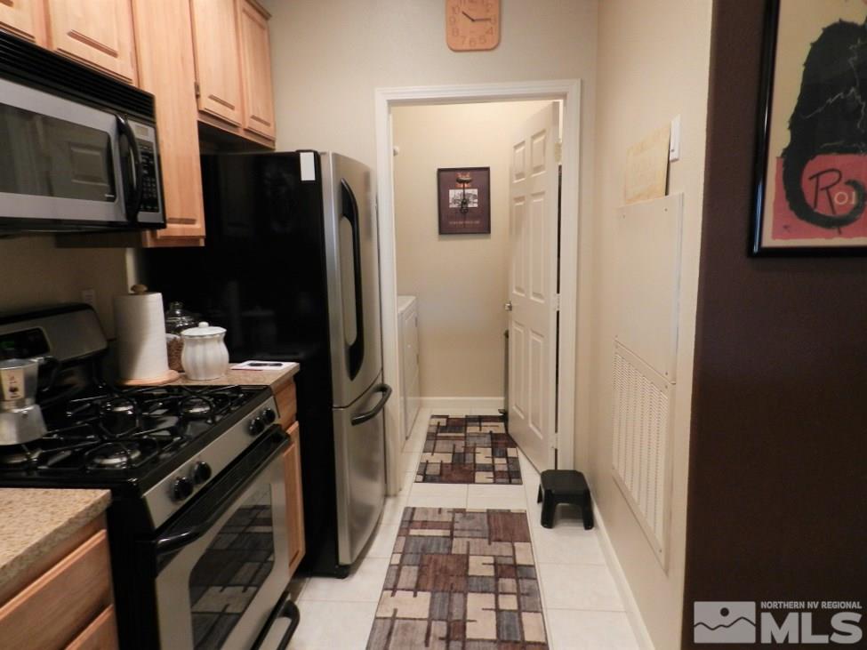 900 S Meadows, Unit 4423 Reno, NV 89521 - Photo 7 of 25 a kitchen with a stove and a refrigerator