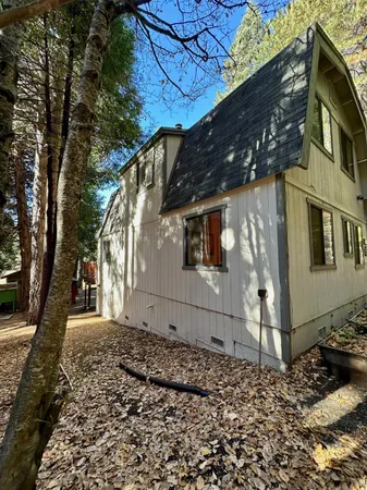 a view of a back yard of the house