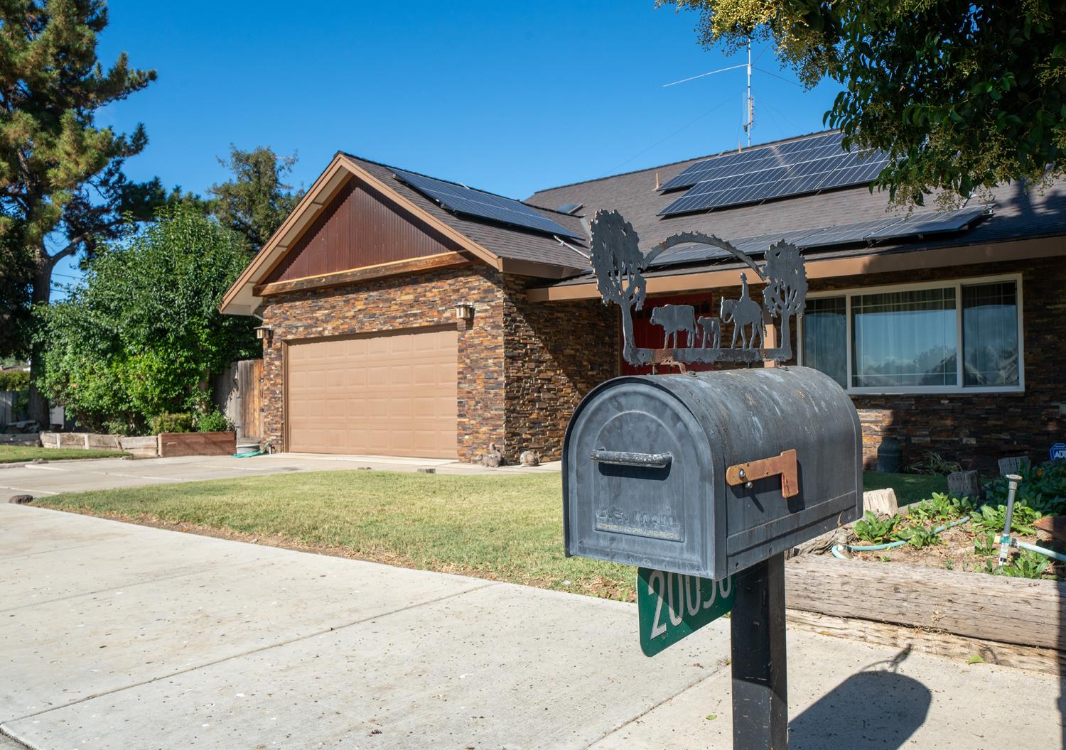 20058 Cardoza Road Los Banos, CA 93635 - Photo 2 of 30 a front view of a house with garden