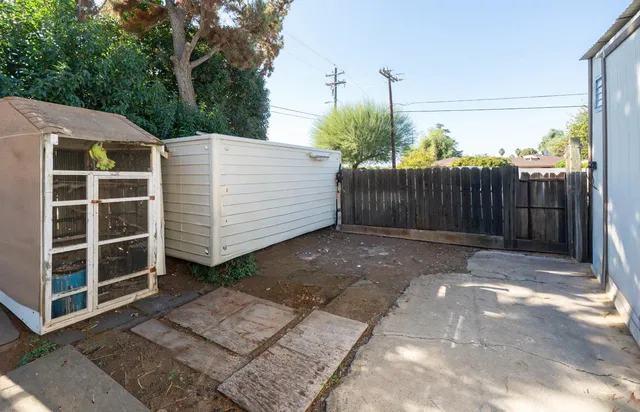 a view of a backyard