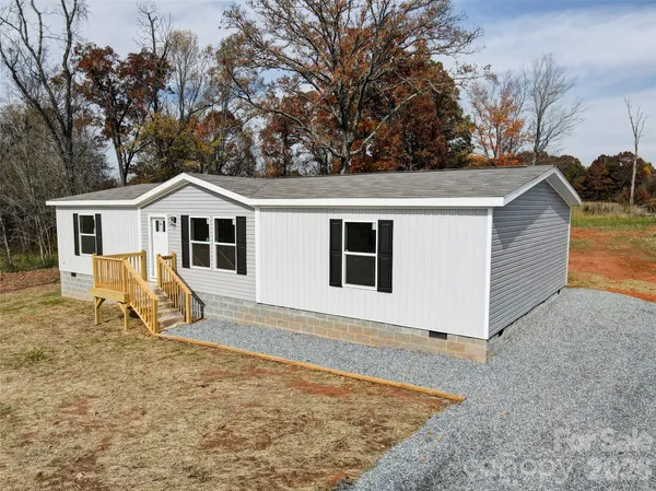 a view of a house with backyard