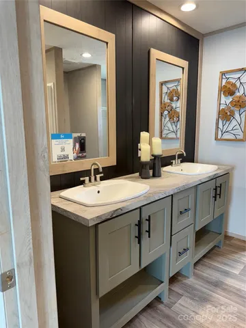 a view of a house with backyard