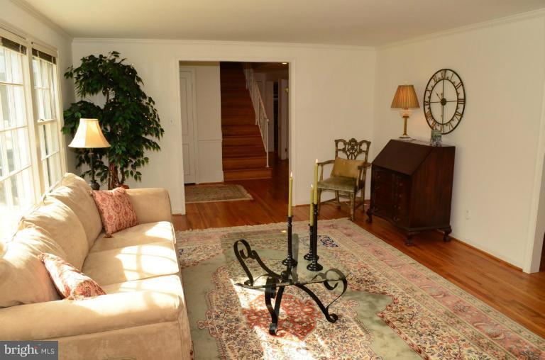 12 Cold Spring Court Potomac, MD 20854 - Photo 17 of 30 Living Room