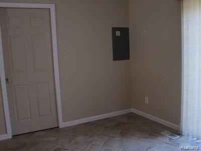 Eat-in Area of Kitchen.j