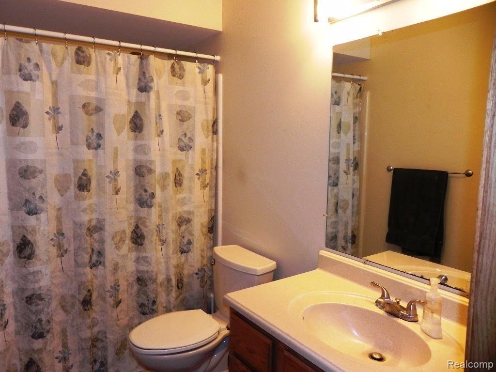 3121 Smugglers Ridge Walled Lake, MI 48390 - Photo 35 of 44 Bathroom.JPG