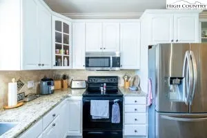 $789,900 | 906 Long Hill Road, Pilot Mountain, NC 27041