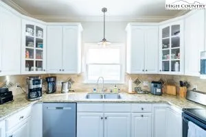 $789,900 | 906 Long Hill Road, Pilot Mountain, NC 27041