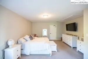 $789,900 | 906 Long Hill Road, Pilot Mountain, NC 27041