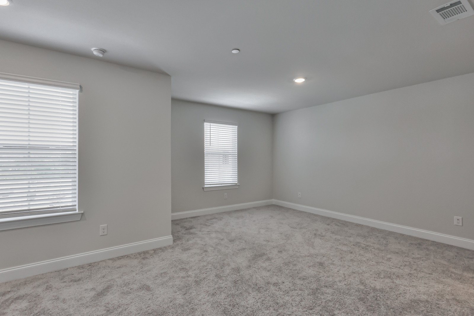 204 Douglas Bend Road, Unit 902 Gallatin, TN 37066 - Photo 21 of 32 a view of an empty room with a window