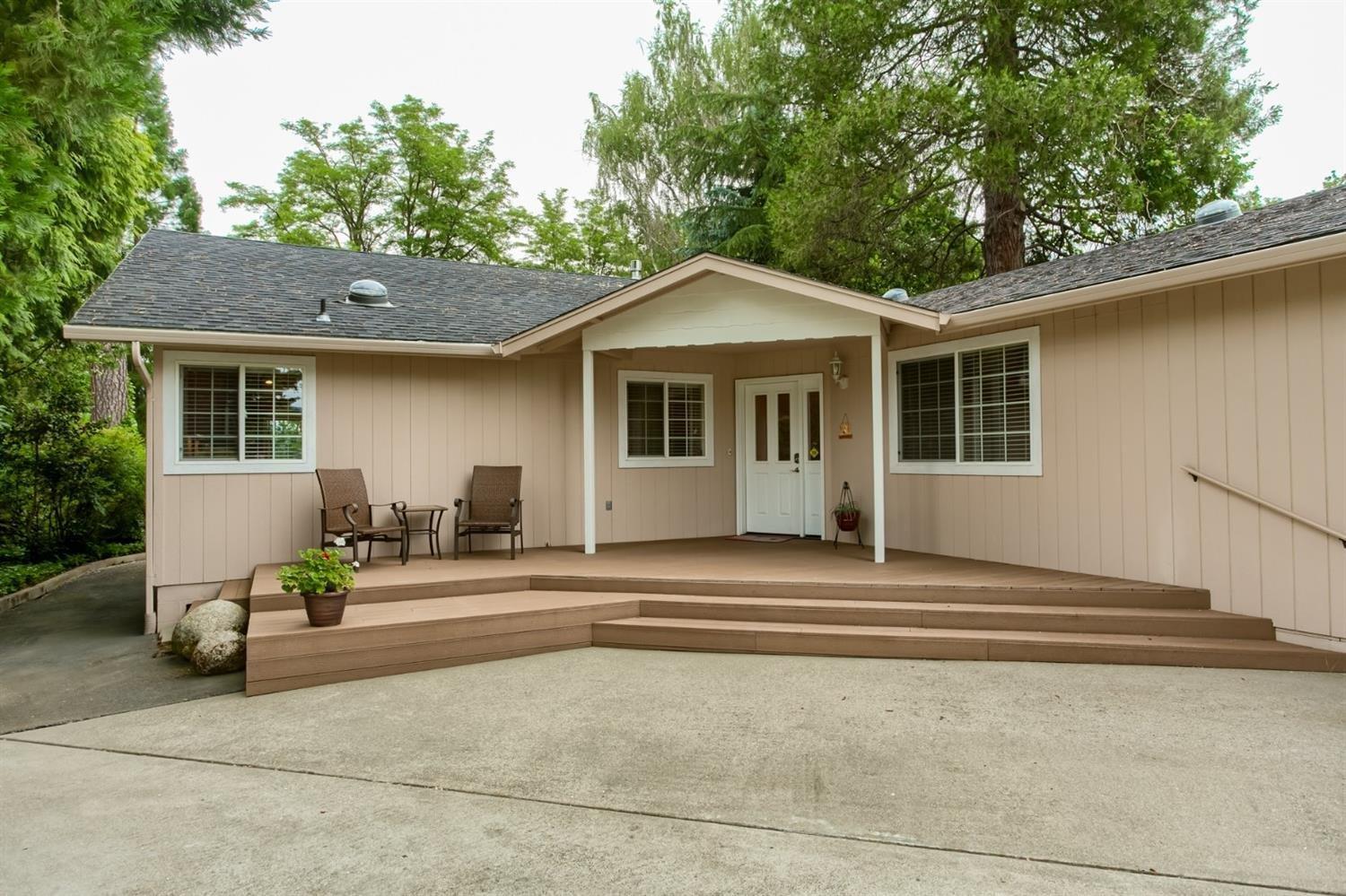 2818 South River Road Grants Pass, OR 97527 - Photo 21 of 35 Front porch entry!