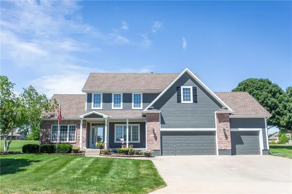 $540,000 | 4532 Southwest Gull Point Drive, Lee's Summit, MO 64082