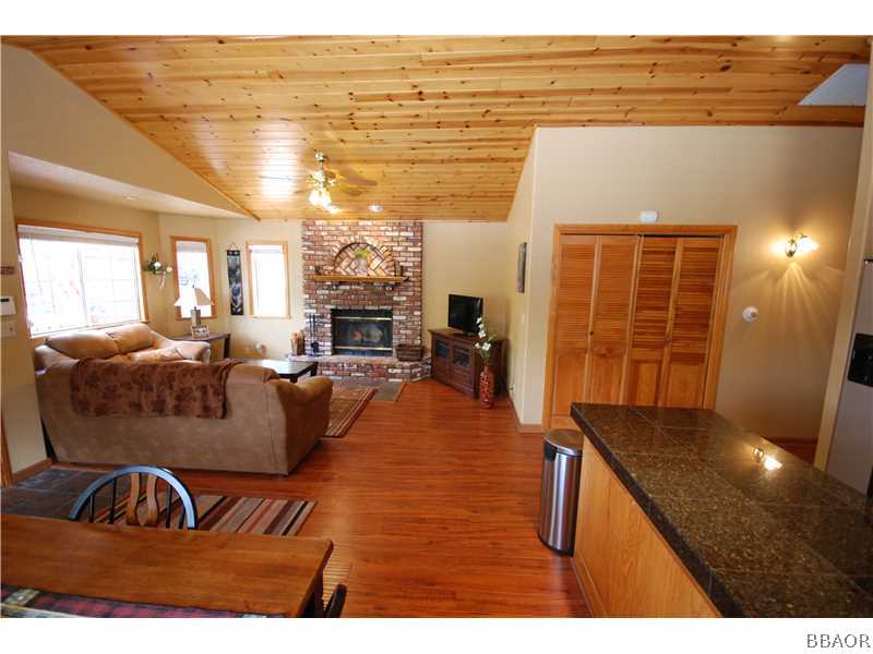 440 Riverside Avenue Sugarloaf, CA 92386 - Photo 8 of 23 a living room with furniture and a flat screen tv
