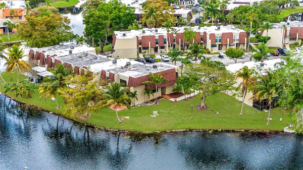 $3,500 | 8980 Palm Tree Lane, Unit 8980, Pembroke Pines, FL 33024
