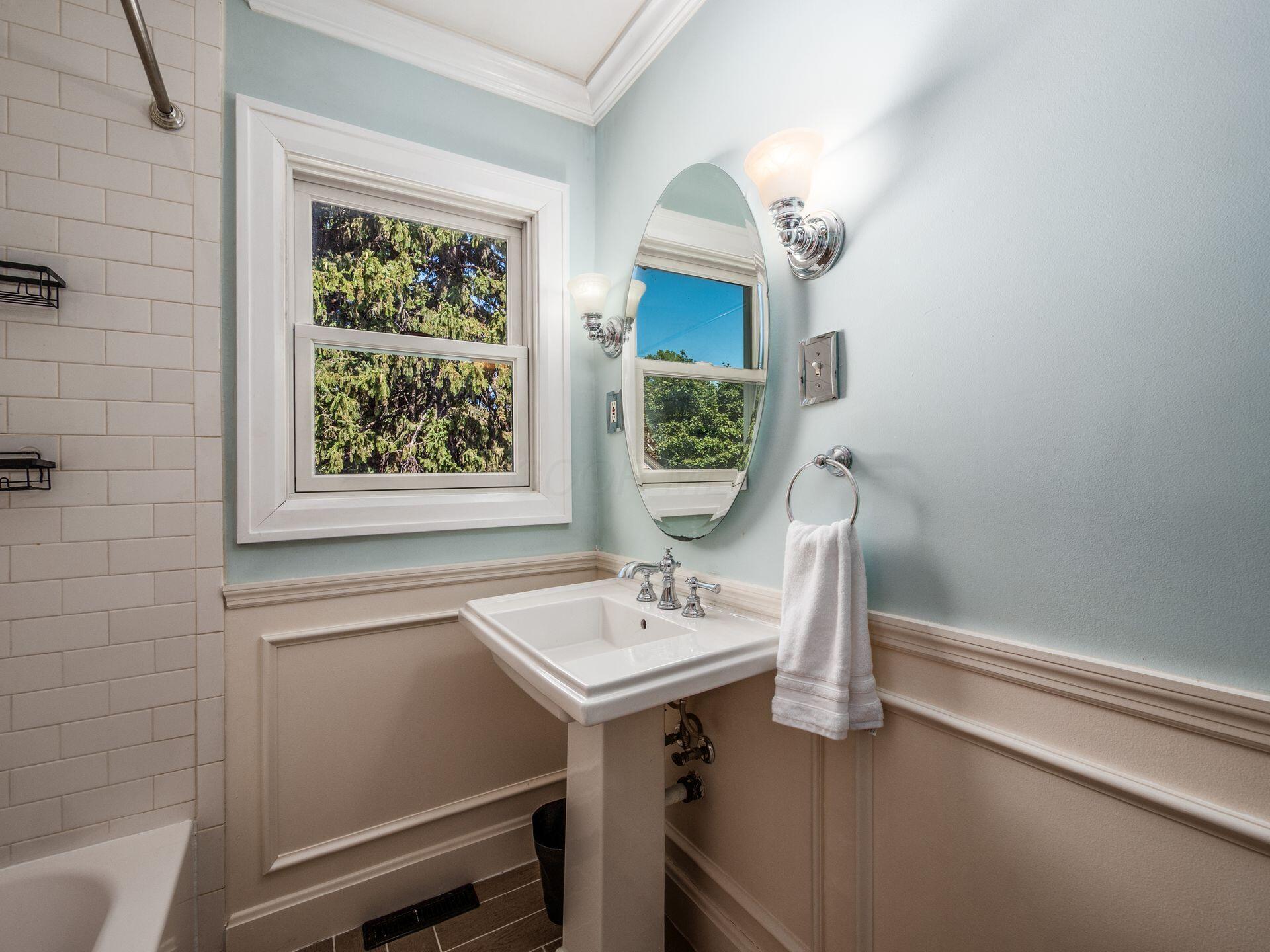 2424 Sherwood Road Bexley, OH 43209 - Photo 39 of 92 Full Bathroom