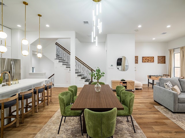 1305 East 27th Street, Unit B Houston, TX 77009 - Photo 7 of 23 a living room with furniture kitchen view and a wooden floor