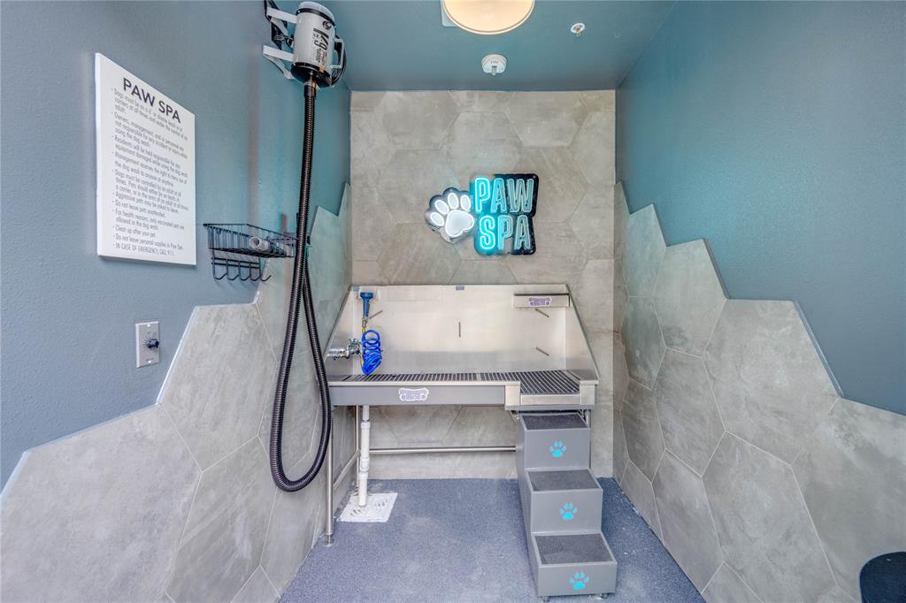 4801 Springdale Road, Unit 1307 Austin, TX 78723 - Photo 27 of 30 a bathroom with a sink and a bathtub