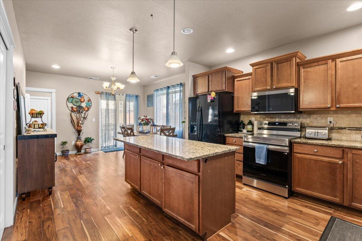 1459 Spring Street Medford, OR 97504 - Photo 5 of 22 1459 Spring St_Kitchen2