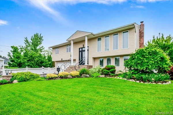 $899,000 | 3683 Illona Lane, Oceanside, NY 11572