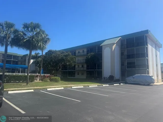 a view of a tennis court