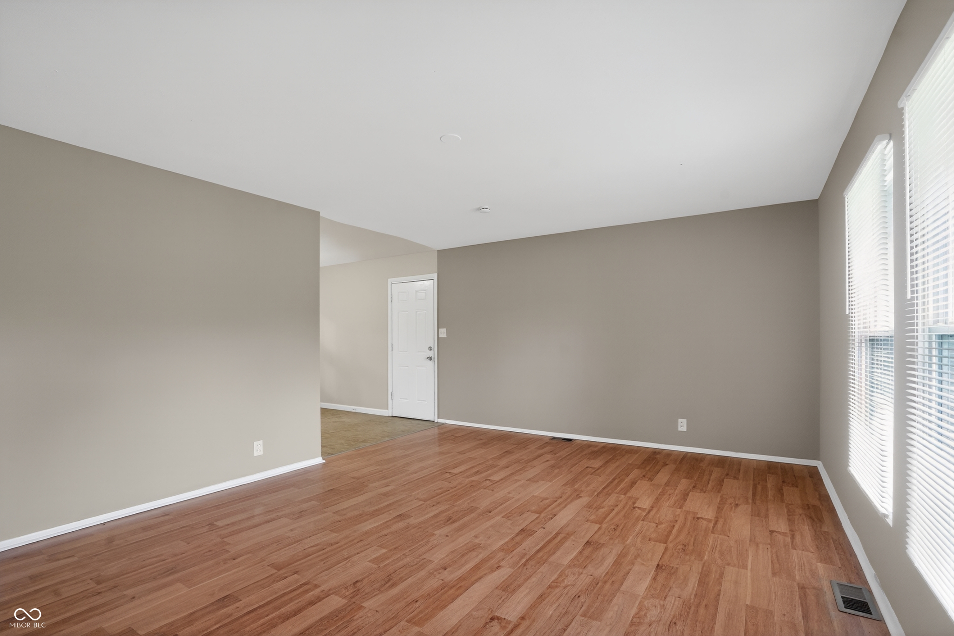430 North Post Road Indianapolis, IN 46219 - Photo 9 of 20
