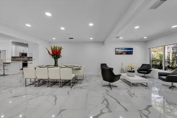$19,900 | 1700 Cleveland Road, Miami Beach, FL 33141