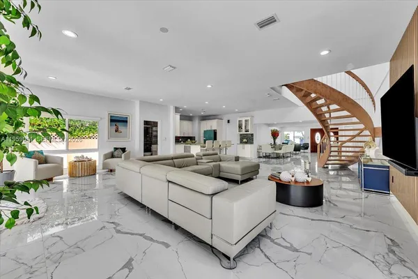 $19,900 | 1700 Cleveland Road, Miami Beach, FL 33141