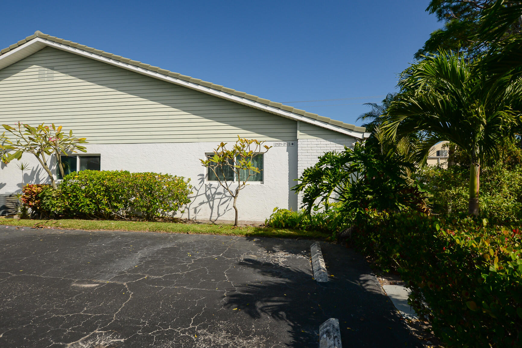 2123 Southeast Wayne Road Stuart, FL 34994 - Photo 21 of 24 a backyard of a house with plants and trees