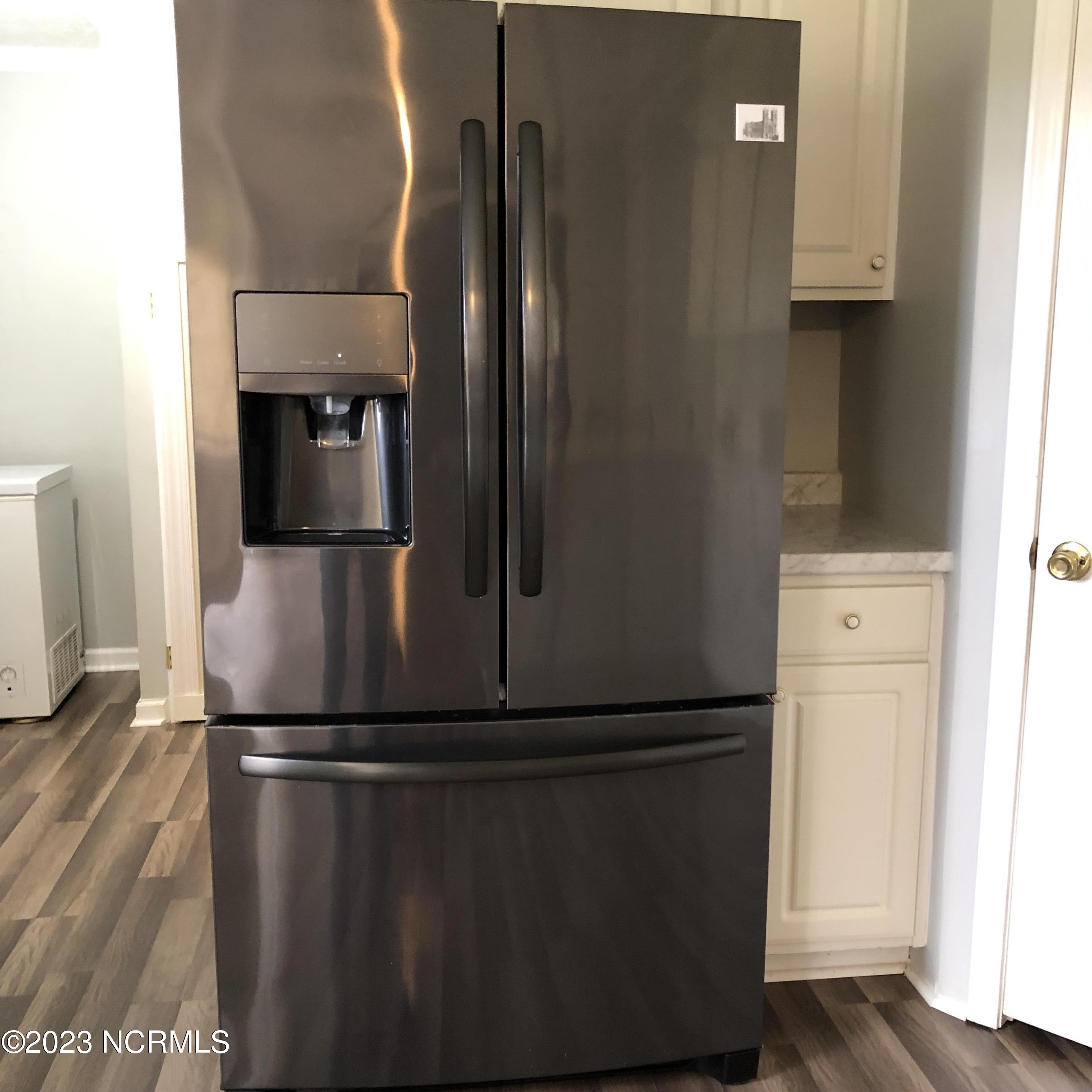 1890 Becton Farm Road Kinston, NC 28501 - Photo 12 of 30 Stainless Steel Refrigerator