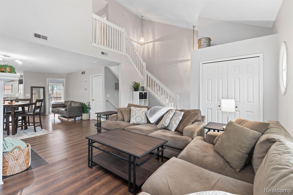 17020 Farmington Road Livonia, MI 48154 - Photo 3 of 28 Gallery Image 3